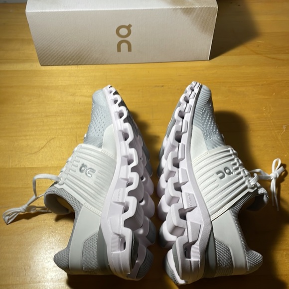 On Cloudswfit women’s 10 white hh - Picture 3 of 5